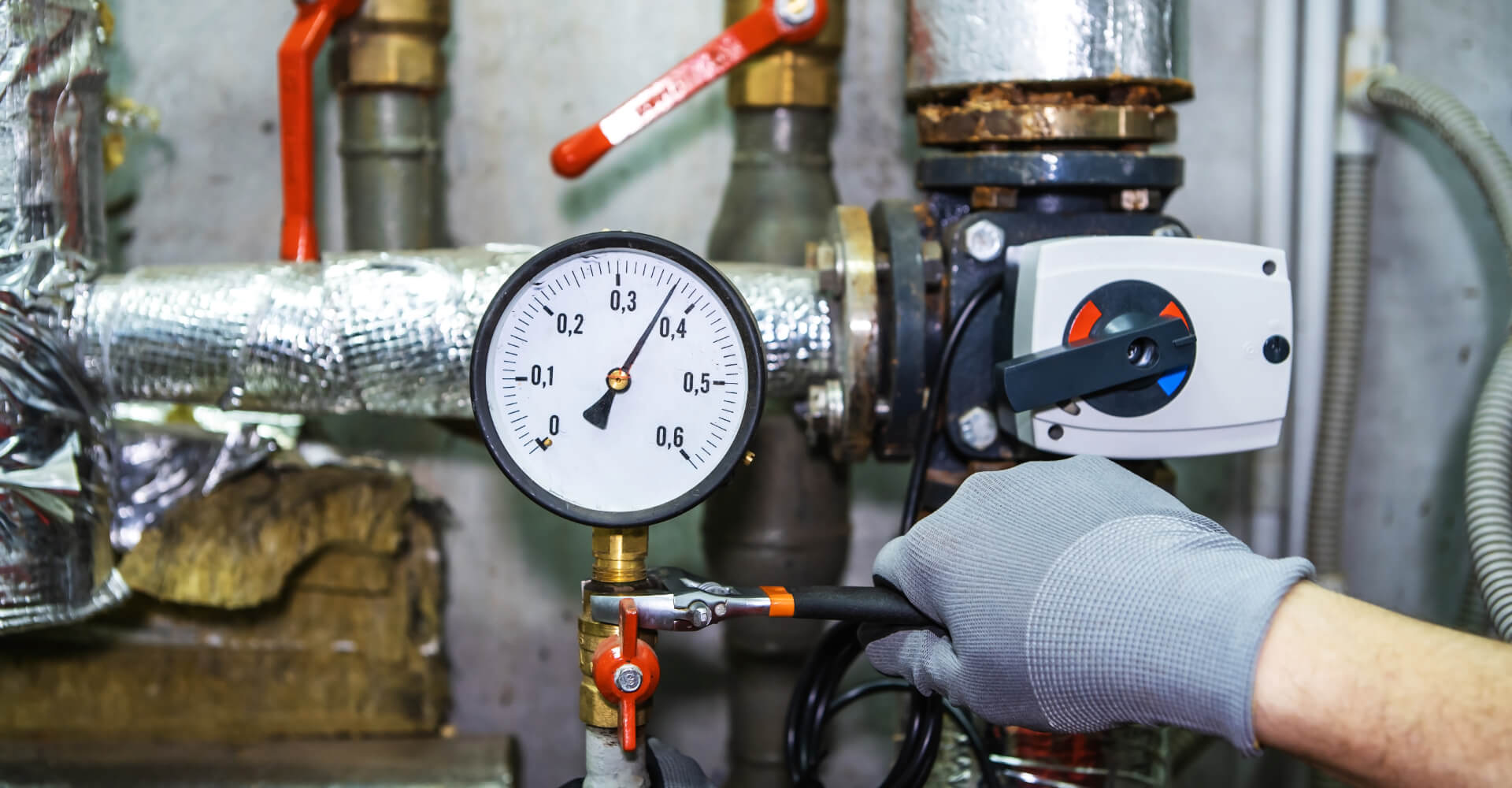 checking water pressure gauge